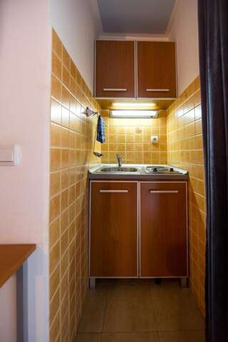 Апартаменты Tanja Apartments Рафаиловичи Трехместный номер-студио с балконом-9